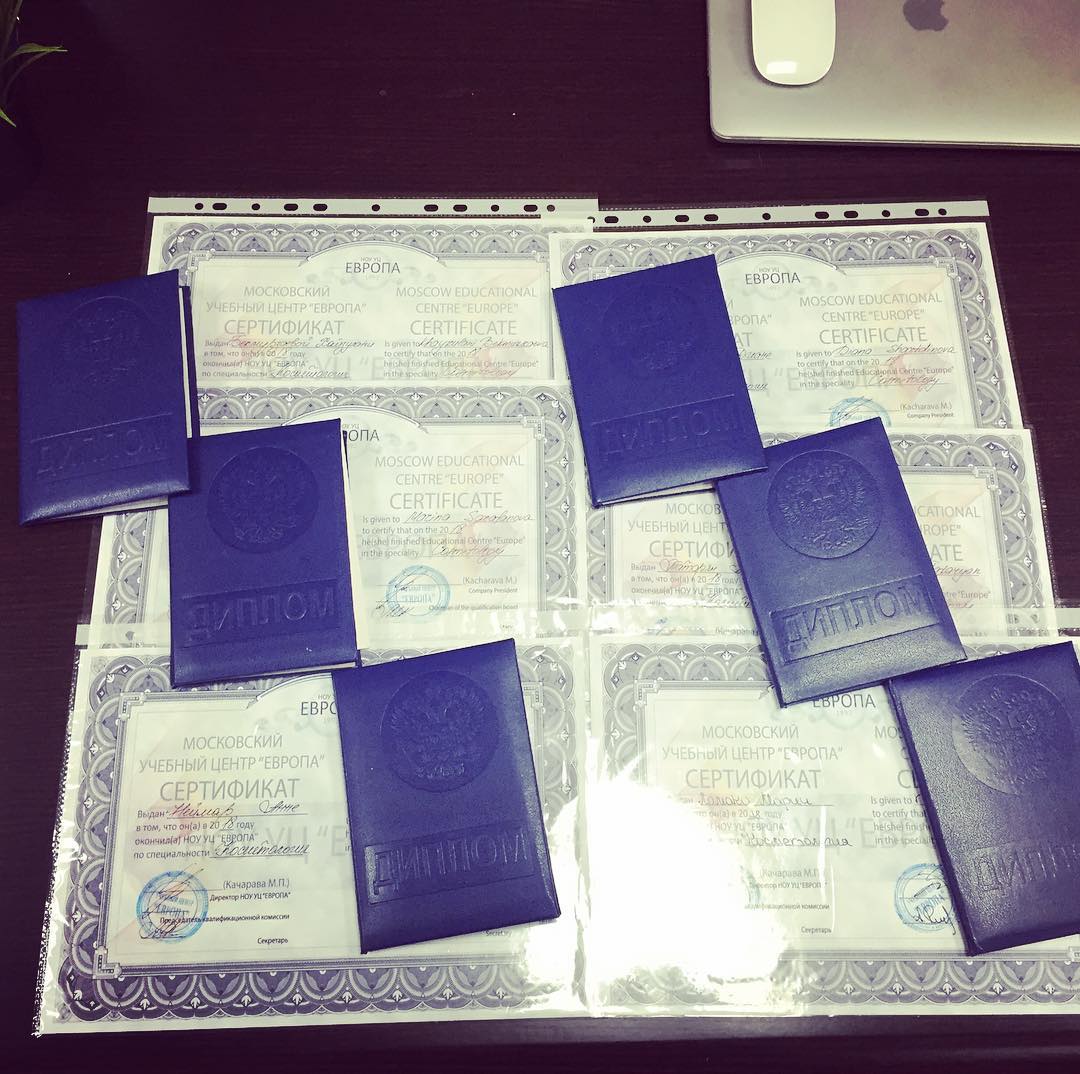 Наши выпускники с дипломами Наши выпускники с дипломами